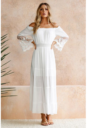 Dlhé biele šaty s odhalenými ramenami a čipkou 
